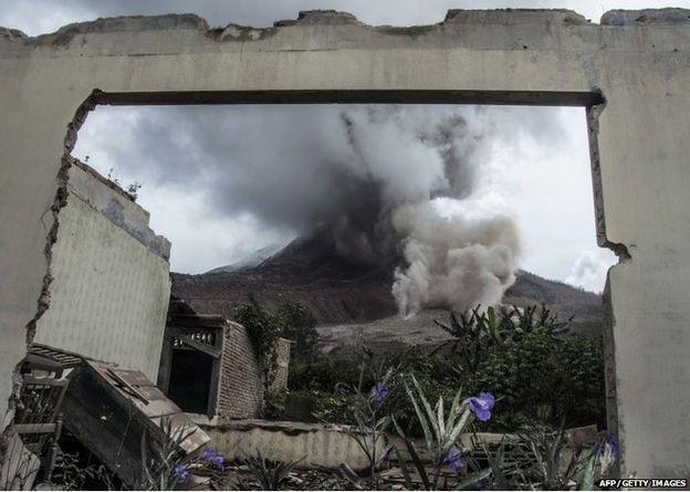 BBCWorld's tweet image. Thousands of people flee after violent eruptions at Indonesia's Mount Sinabung volcano bbc.in/1HKiFHg