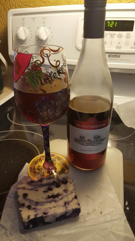 Last night's treat. <a href="/sunnybrookwine/">Sunnybrook Wine</a> raspberry with some NOTL blueberry fudge #MapleLeafFudge