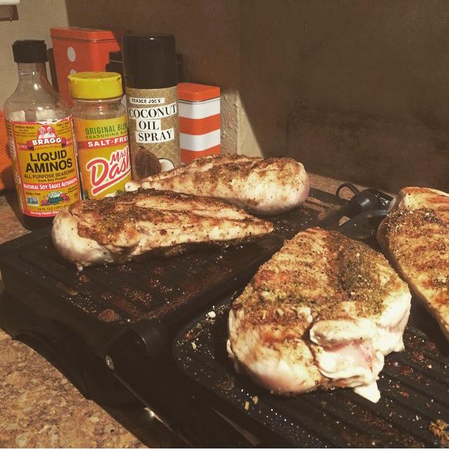AjaKenzie's tweet photo. The boo @ThomasMo90 made some yummy chicken on our new indoor grill! Can't wait to eat more for lunch! #fitcouples http://t.co/SM3uDWN7au