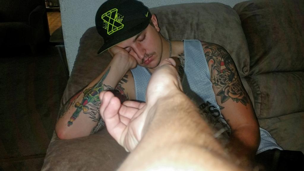 daveagz13's tweet photo. When @OvErDoSeDaNgLeR asks to kick it. #historicalfight #superbowl #letsgo @Doodleddp7 @LazyMonsTer23 @davidturkasz http://t.co/zAhU0xoLTF