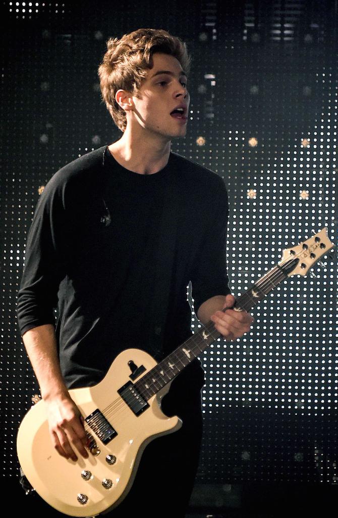 5SOSTumblrx's tweet photo. Are you crying or are you crying http://t.co/yV1vGVSDHc