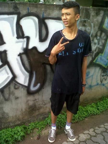 selamat ulang tahun buat vokalis kita <a href="/hpeacealhaq/">Hafiz Alhaq</a> cheerss!!!!!