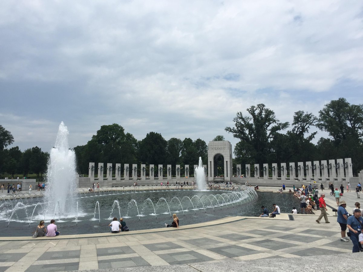 ParamusCathHS's tweet image. Freshmen got a surprise visit from Robert Dole at the DC WWII Memorial this weekend! 🇺🇸🇺🇸 #PCdoesDC #FroshFieldTrip