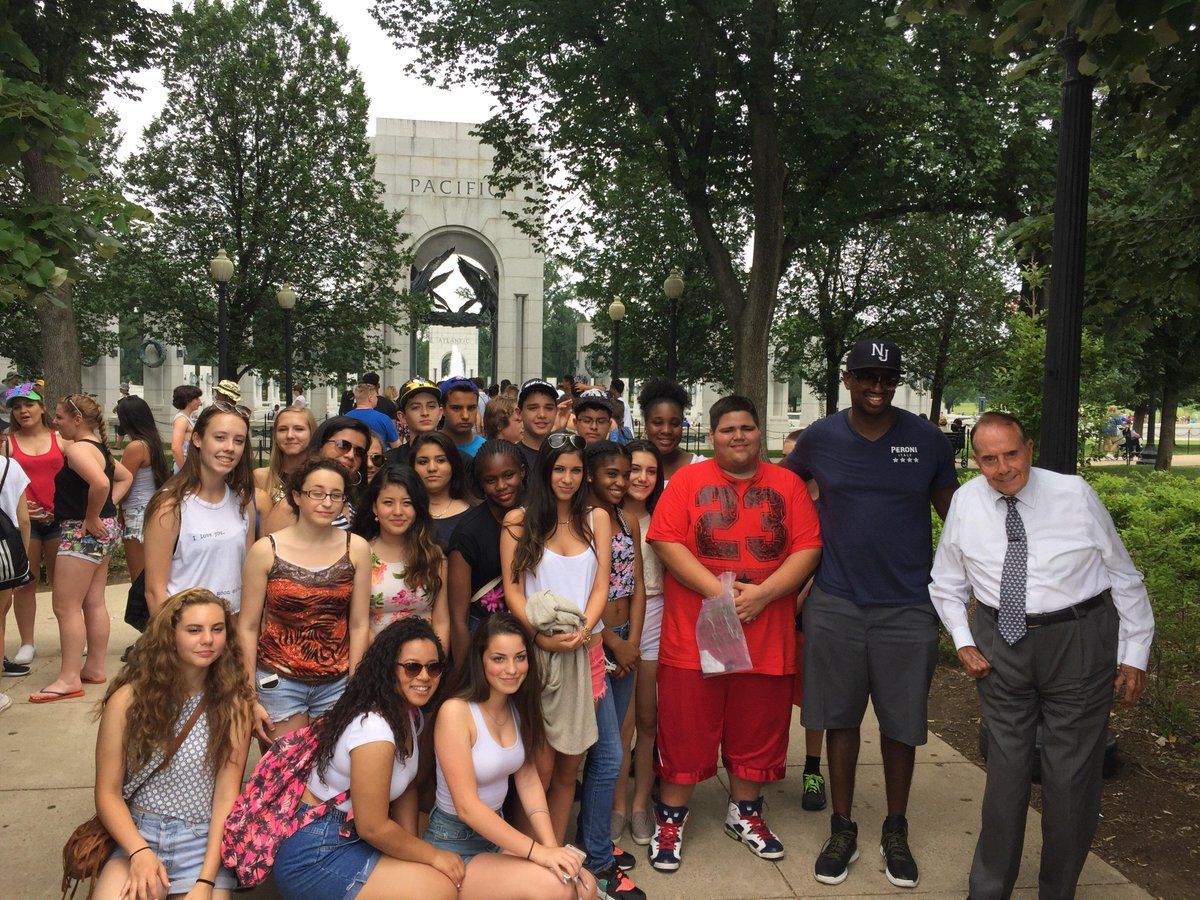 ParamusCathHS's tweet image. Freshmen got a surprise visit from Robert Dole at the DC WWII Memorial this weekend! 🇺🇸🇺🇸 #PCdoesDC #FroshFieldTrip