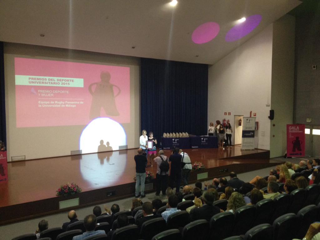 GansasRugbyFem's tweet photo. Orgullosas al recibir el Premio Mujer y Deporte 2015 de manos de @deportesUMA que recibe nuestra gran Capitana Andrea http://t.co/l0xUwXKJWB