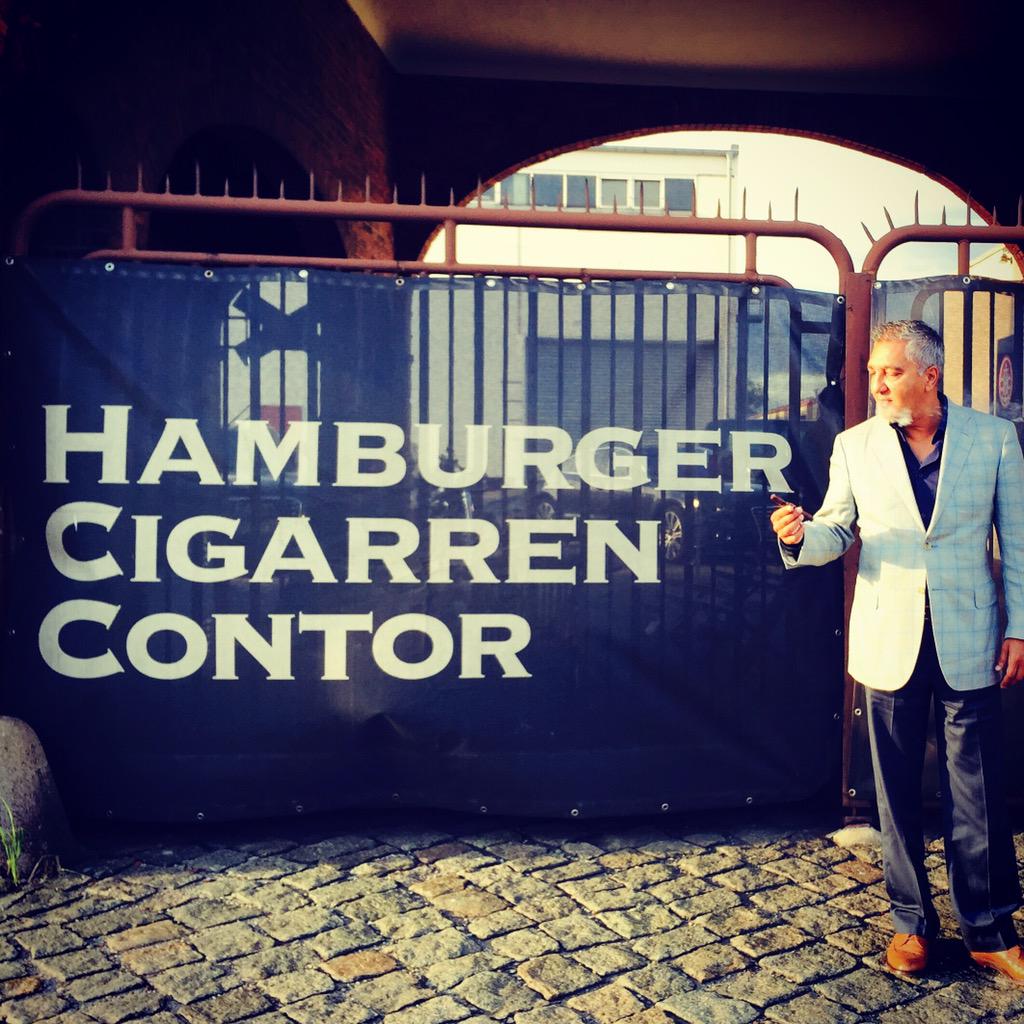 Zigarre_Hamburg's tweet photo. Ein tolles Event mit einem sehr entspannten Zigarrenfachmann. #hacico @RockyPatelCigar @KohlhaseundKopp #nowsmoking http://t.co/j27j9WtHXA