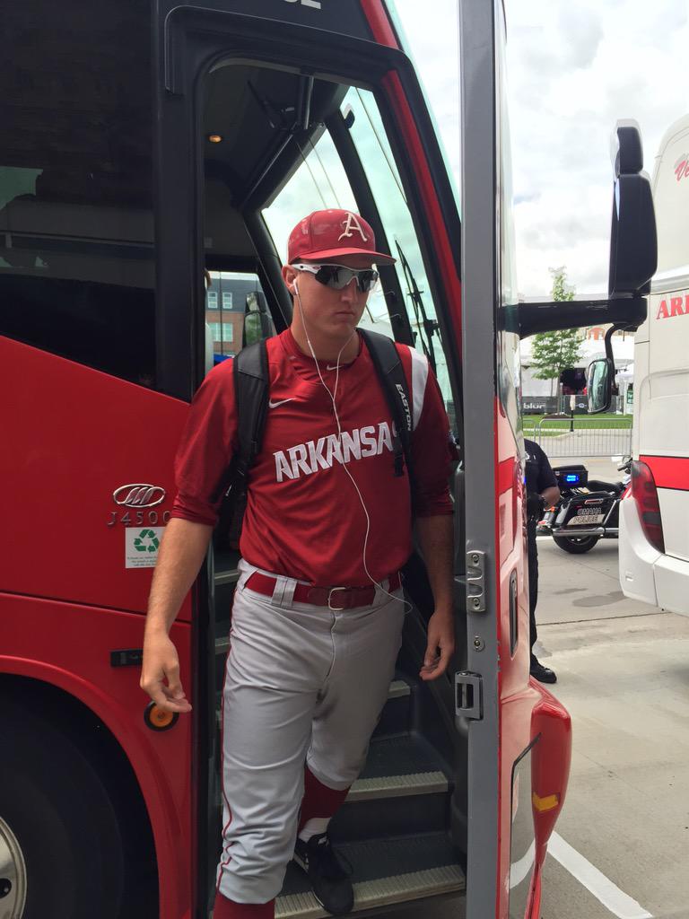 RazorbackBSB's tweet photo. Focused. #OmaHogs #CWS http://t.co/ogd0GJe4qY