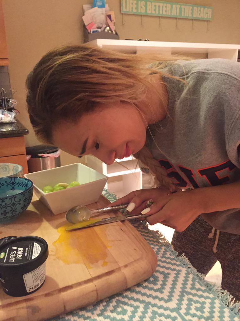 lifeaseva's tweet photo. Trying to get my life together like http://t.co/LfPsMazjRF