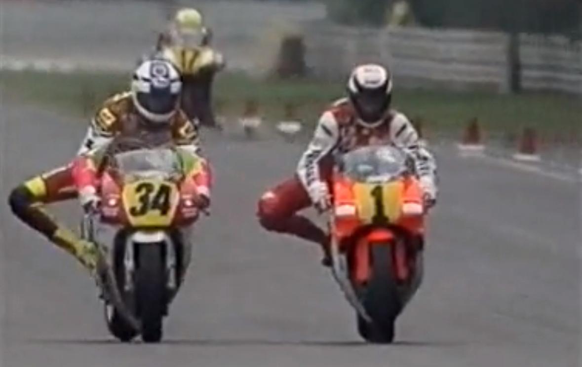 JesSanSan's tweet photo. La mejor apurada de frenada de la historia? Schwantz vs Rainey en Hockenheim '91 #VuelvenLas2T
http://t.co/zPE375AVPy http://t.co/JcdEdWdFmM