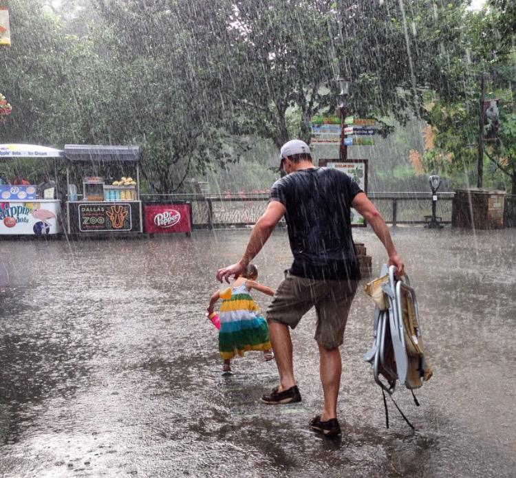 When it randomly downpours at the Zoo &amp; you just go with it. 💙 this fab dad &amp; his little girl! (Pic by Cori Higgins)