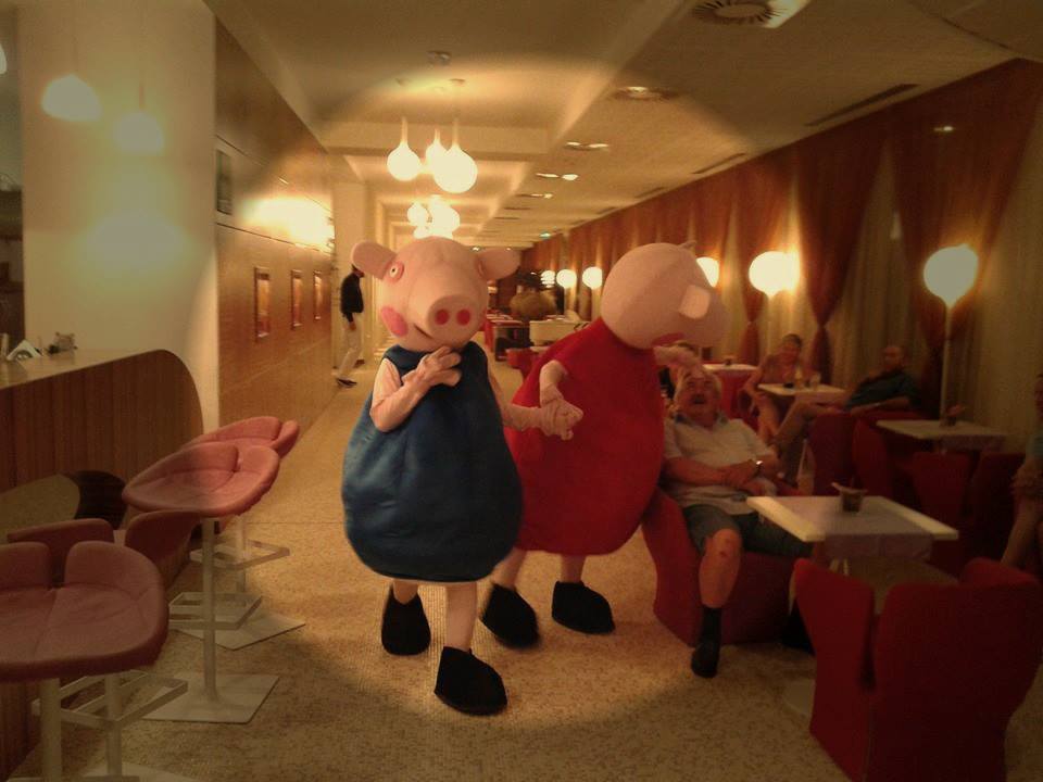 bibionepalace's tweet photo. I #bambini in #vacanza che adesso non sono a nanna possono incontrarli al #BibionePalace #Bibione #estate2015 http://t.co/9x1SqgDnUW