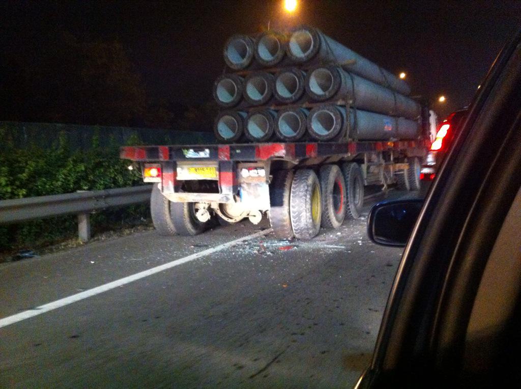 juanda_kami's tweet photo. Ada kecelakaan taxi blubird vs truck di toll bandara km 23 jalur bawah. Dalam penanganan petugas. @RadioElshinta http://t.co/eKA2a9CRgb