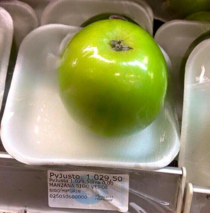 opinango's tweet photo. Si ganas sueldo mínimo y te quieres comer una manzana... tiene su "precio justo" #SinMiseriaNoHayRevolucion http://t.co/irIgOZTZLA