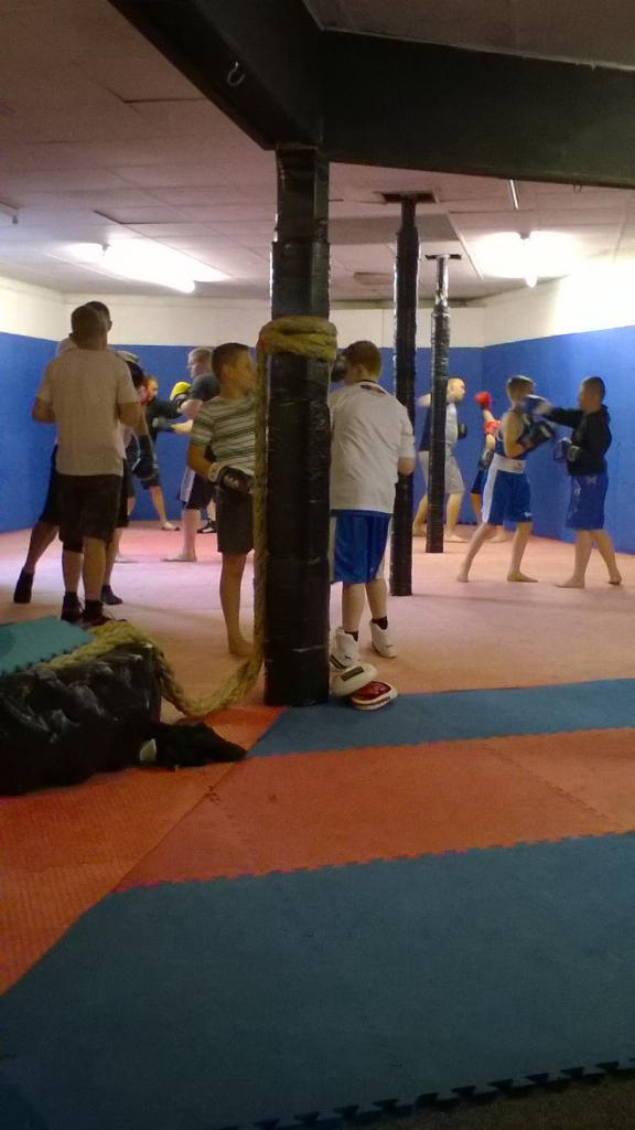 EdgeBoxing's tweet image. Well done the kids tonight good shift.