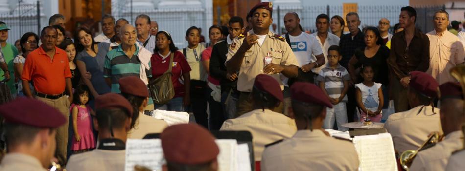 Visitantes de la plaza La Candelaria fueron cautivados por Banda Marcial de la GNB ow.ly/OlWs9