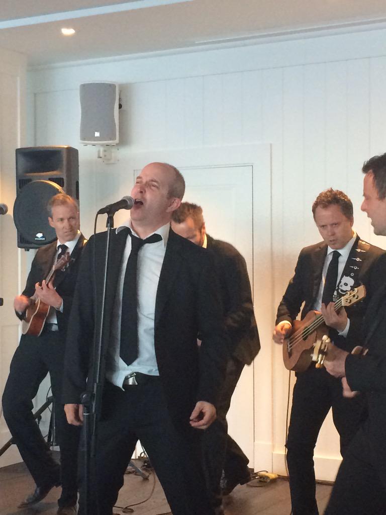 HellstringsN's tweet image. Photos from our last gig, playing for Norsk Hydro at Larkollen. #ukulele