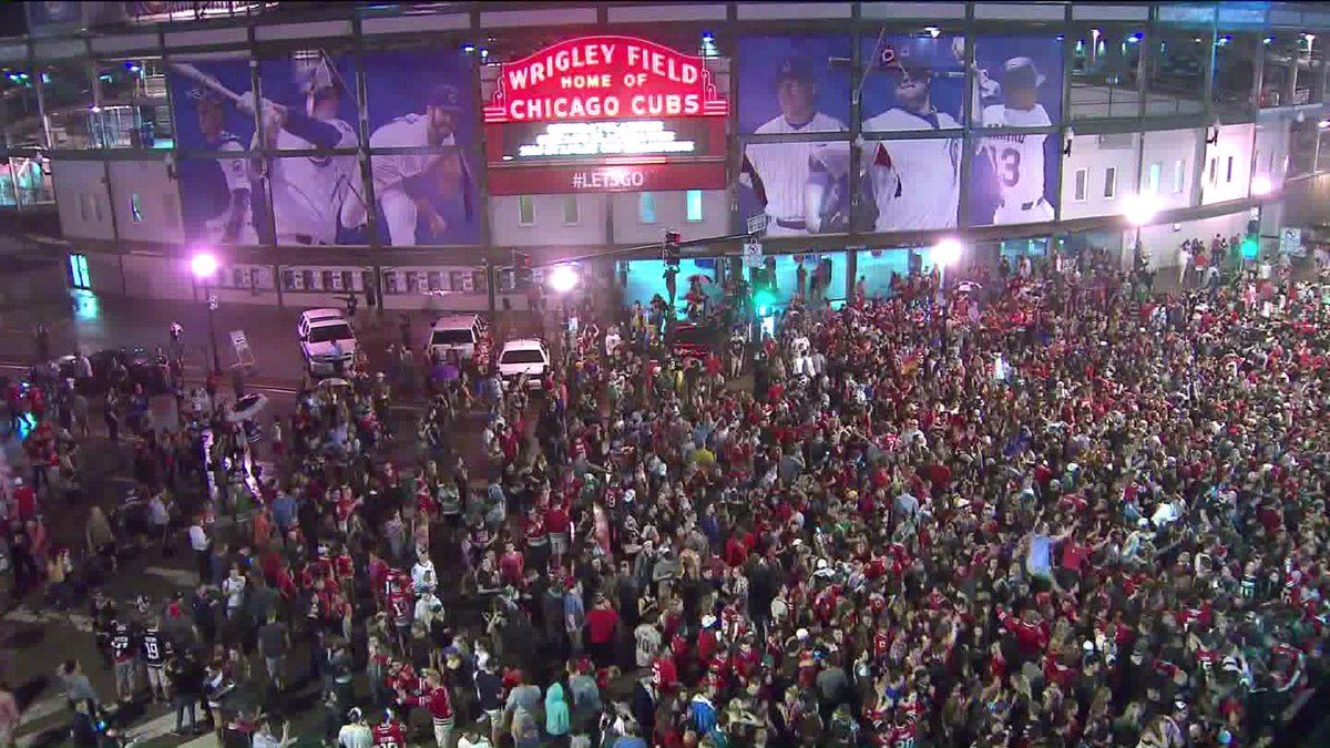 WGNNews's tweet image. Wrigley Field shows its love for the #Blackhawks.  More on the city's celebrations here: go.wgntv.com/1JUttTj