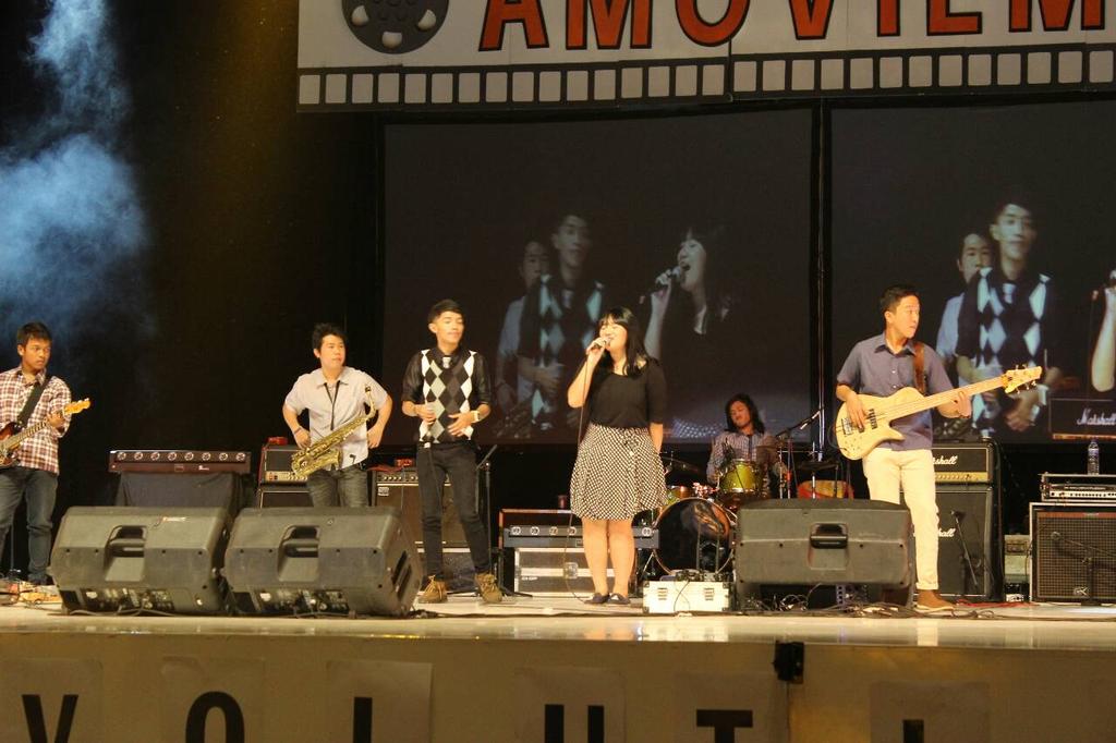 Tadi malam bawain lagu Akhir Cerita Cinta (Glen), Dunia Baru, Masih Ada (Sammy)...nyesss