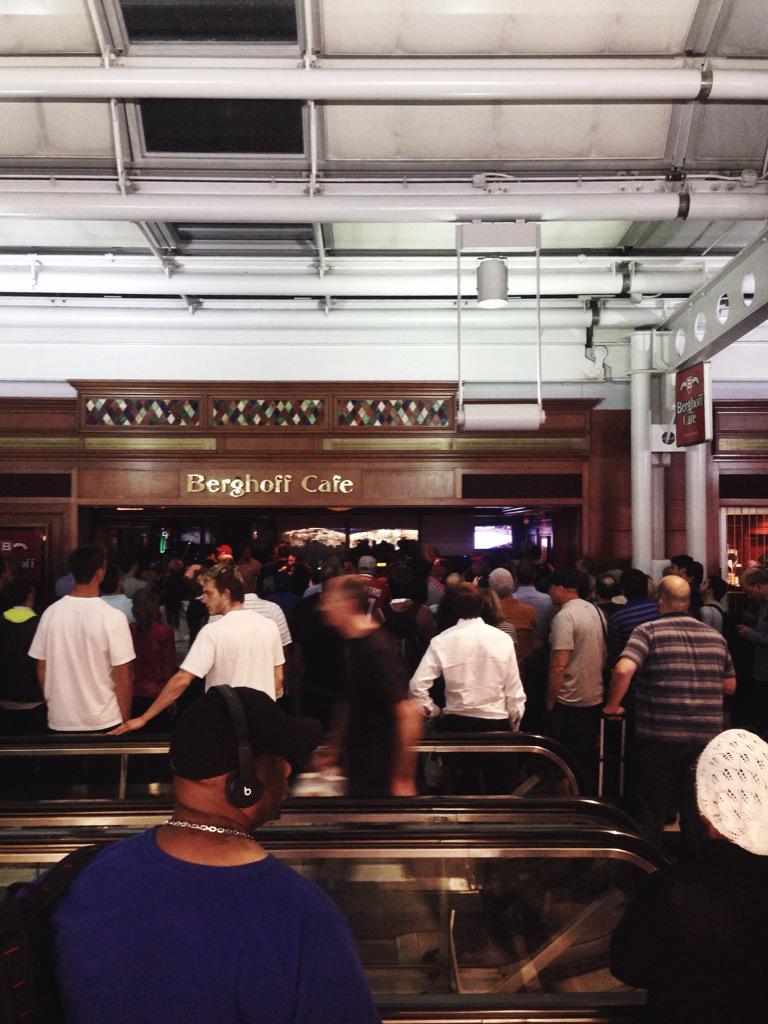 I think O'hare travelers can agree, tonight's win made all the delays worthwhile! #BecauseItsTheCup <a href="/NHLBlackhawks/">Chicago Blackhawks</a>