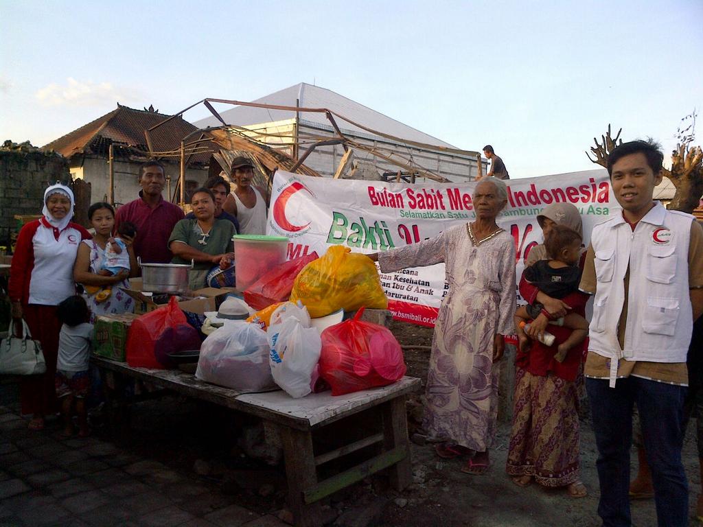 Bambangbali's tweet photo. #BSMIbaktiuntuknegeri.. bantuan sembako, peralatan dapur, pakaian u korban kebakaran Jl. Budi Utomo Dps @BSMIBali http://t.co/ES3vZiqfAg