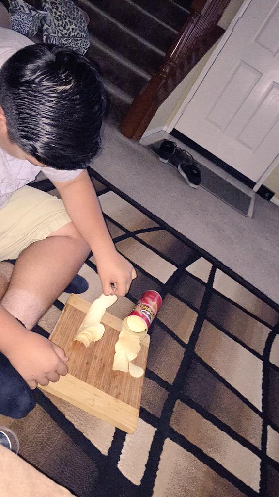 kassylovesugly_'s tweet image. 10 rt&apos;s and I&apos;ll smash his #PringlesChallenge