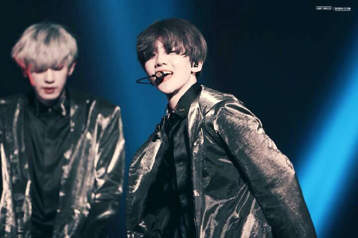 ByuntoSmile's tweet photo. [HQ] 150613 The EXO’luXion in Taipei : #Baekhyun (cr.light, breeze)
http://t.co/eQJVCLv1vR
http://t.co/sMC2o6v3iz http://t.co/sqfmFvWH3u