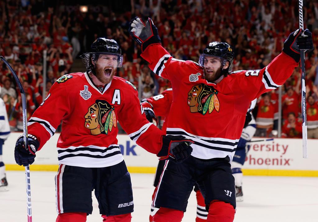 PlaysOfTheWeek's tweet photo. Neeeeerviosssss! A diez minutos del campeonato por 3ra vez en 6 años @NHLBlackhawks http://t.co/LAF8RzHoxj