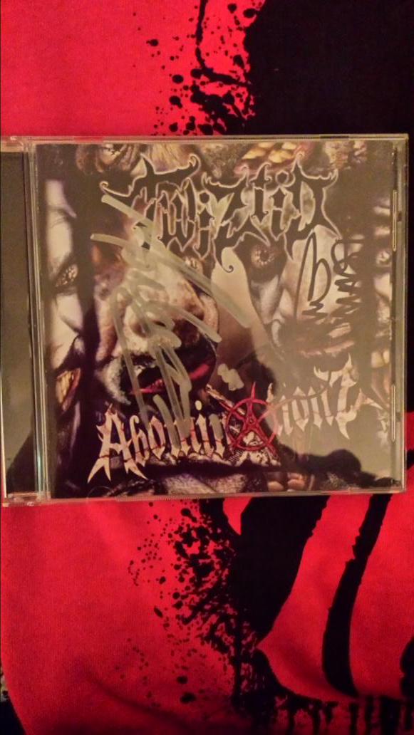 SlayerFest94's tweet photo. @tweetmesohard signed my #VIP poster and Abominationz CD, also got 3 shirts. #MERCHMONDAY #THEDARKNESSTOUR #twiztid http://t.co/406UtNthIY