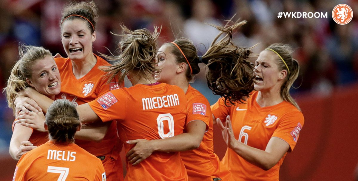 oranjevrouwen's tweet image. Dé foto van de avond. Kippenvel. #WKdroom #NED