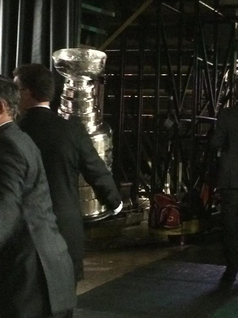 GagnonFrancois's tweet photo. Mieux vaut tard que jamais. La coupe stanley et le trophée conn smythe arrivent au united center #hawks http://t.co/ro0TKEojl2
