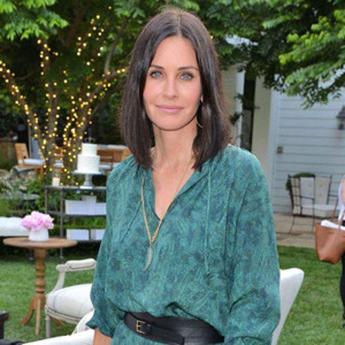 Eonline : Happy birthday, Courteney Cox! The engaged actress looks stunning at age 51: 