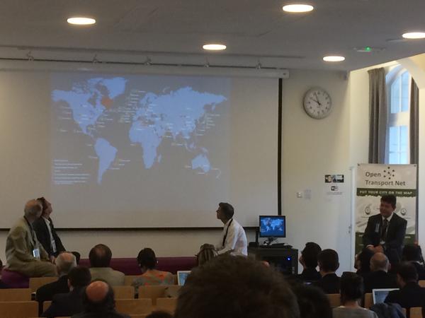 MobiliTDurable's tweet image. On débute la journée avec une question : comment fluidifier les #transports en milieu urbain ? #fens2015 #smartm