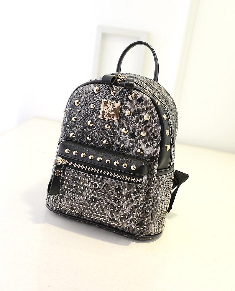 Ready stock MCM mini 5th gen grey
Material: Synthetic leather, size: 24x21x10cm
Price: Rp. 215.000