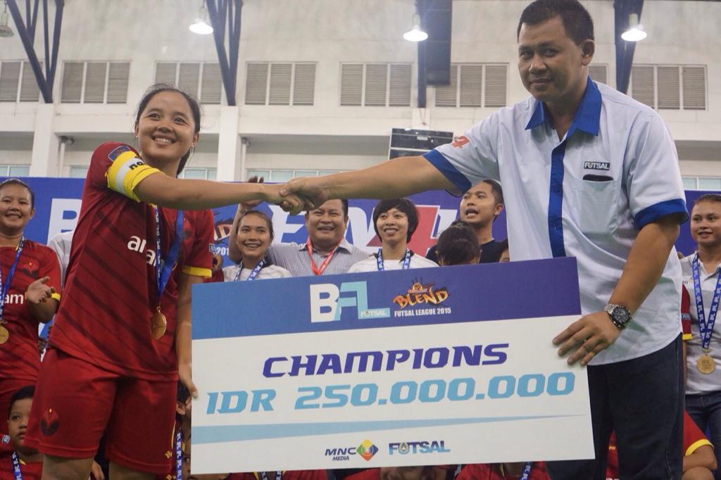 narrowID's tweet photo. Ini dia @IsolaUPI @FutsalUPI Juara #WFSL2015 #BandungJuara lagi pa wali @ridwankamil http://t.co/8HrydtyqgR