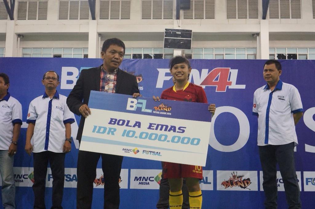 narrowID's tweet photo. Ini dia @IsolaUPI @FutsalUPI Juara #WFSL2015 #BandungJuara lagi pa wali @ridwankamil http://t.co/8HrydtyqgR
