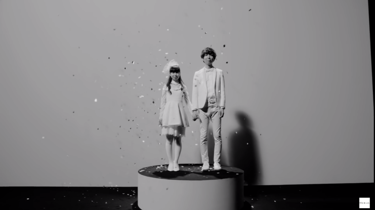 八重野統摩 ゲスの極み乙女 の新曲 ロマンスがありあまる のpvで 川谷氏が次々とメンバーと手を繋いでいく場面があるのですが 休日課長とのカットのみ白い歯を見せるほどの笑顔なのがあまりにもツボ 狙ってやったんでしょうがこんなもの笑います