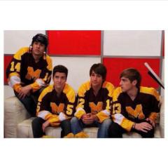 aleurzi67's tweet photo. Hockey...haha so cuteee/sweet 😂😚 
@HeffronDrive 
@jamesmaslow 
@1LoganHenderson 
@TheCarlosPena http://t.co/0aXLa6UP4P