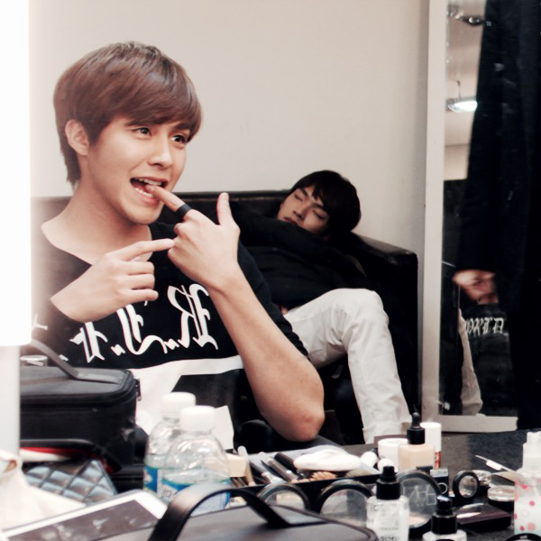 bewbewishappy's tweet photo. [Facebook] 150616 #NFlying #NFlyingDailyPic #Seunghyub #Kwangjin #Chahun #Jaehyun http://t.co/srIRppjqjt