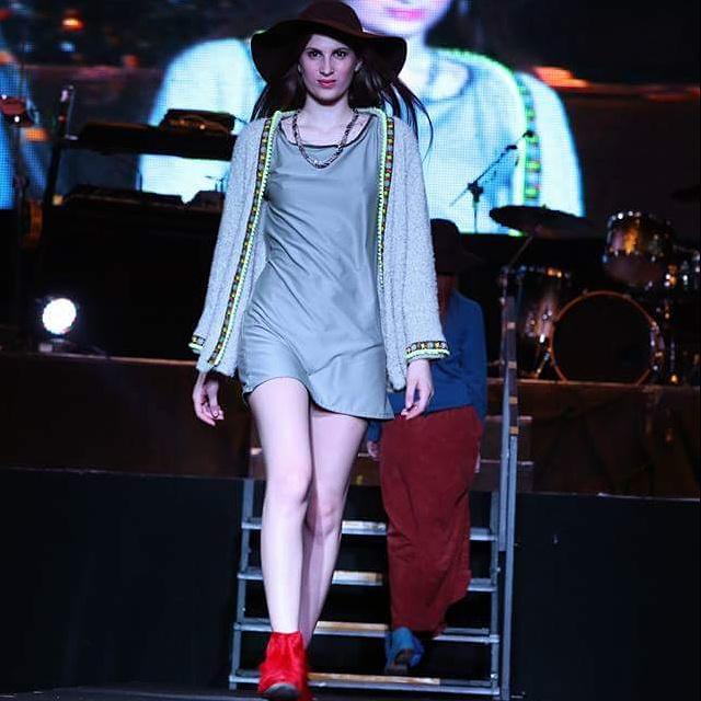 JuanisaAccesori's tweet photo. #JuanisaAccesorios #presente en #Desfile #ModaGlam #JCProducciones en #Groove presentando #ColeccionNatural. http://t.co/T2uW3a8BBr