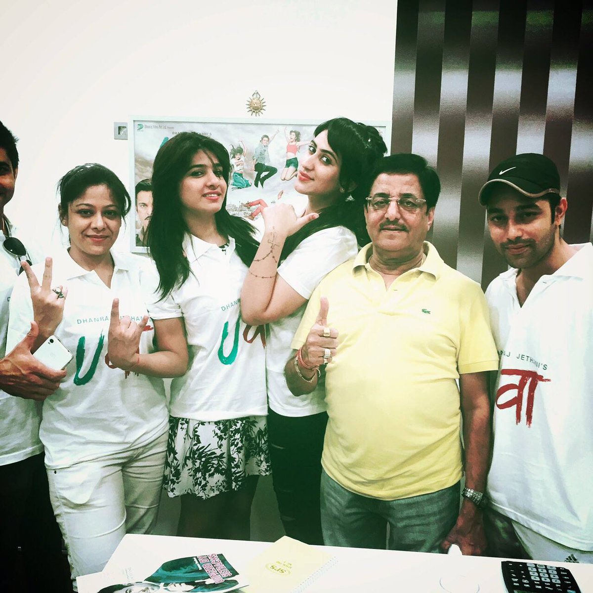 uvaathefilm's tweet photo. PROMOTION WITH FUN..
Dhanraj Jethani with the team of #Uvaa
#TraitorTimesNow #MyCampaignIn3Words #Blackhawks #Kerala http://t.co/eYTmKw2cqj