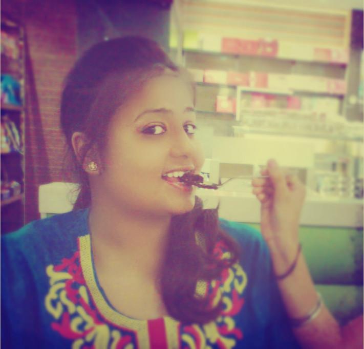 imradha__'s tweet photo. happiness is...โบeating Foodโบ โฅ #my_pic #bdayparty #crazyIAm hehhehhe :) โบโฅ๏ฟฝ๏ฟฝ๏ฟฝ http://t.co/z8KJgyXkDY