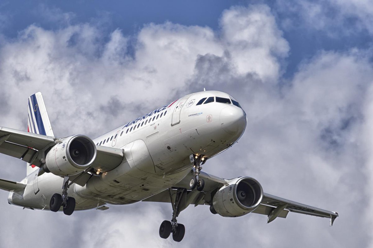 schipholpics's tweet photo. #Airbus A319 of @airfrance on short finals at @Schiphol #Avgeek #aviation #Arrival #runway #air #France #Clouds http://t.co/zozxZUQ6tK