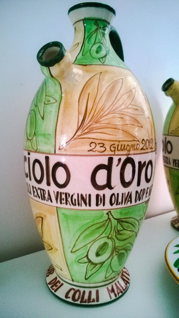diaricaponata's tweet photo. Visita con @ViaggioIblei ai @FrantoiCutrera a #ChiaramonteG #Sicilia per degustare l'olio più premiato al mondo #food http://t.co/z7IV6ik4S5