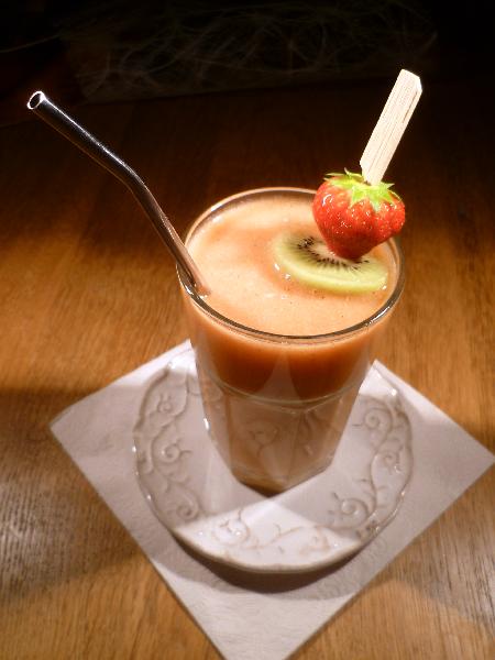 io_vivi's tweet photo. #shake zu Frühstück??
#breakfast  #strawberries #dog #shakeit http://t.co/TSZaE3Z8yR