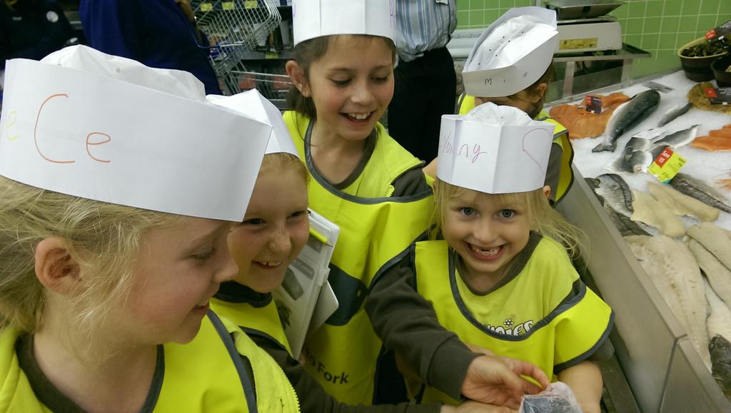 <a href="/EatHappyProject/">EatHappyProject</a> <a href="/2115Bracknell/">BracknellNorth</a> great fun with #F2F #brownies even woodpecker's kissing the fish!