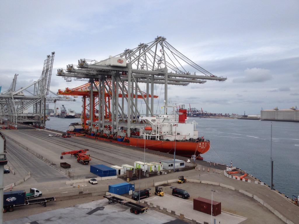 Vanochtend zijn er drie nieuwe reuzenkranen gearriveerd op onze Delta Terminal in #Rotterdam. #NLRTM