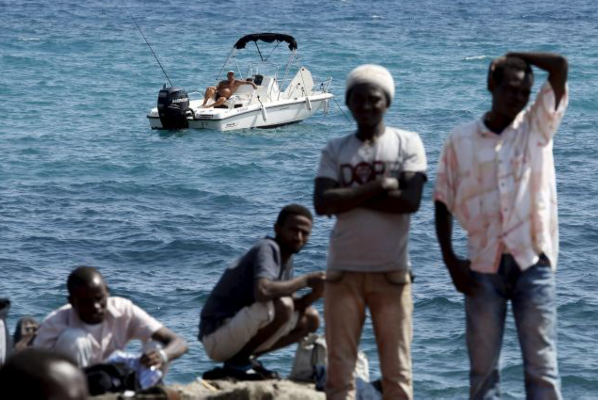 PeterBirro's tweet photo. France has closed the border to Italy refusing immigrants to pass. EU just don't give a shit about solidarity. #shame http://t.co/5okSsubKeN