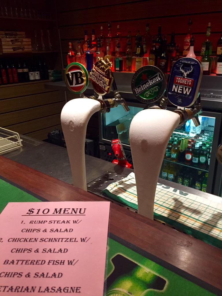 HollyGalbraith's tweet photo. #TourismTweetup crew: we have the big room &amp; bar UPSTAIRS and they have $10 pub grub 😉 #strattonhotel #cashbar http://t.co/3kBkN9cScz