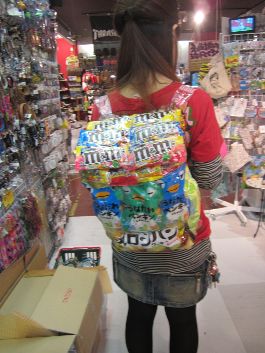 ヴィレッジヴァンガード名古屋パルコ店 今巷で話題の 画伯がお菓子リュック作っちゃいましたーーーー こちら販売いたします 限定一個 税抜5410円 プレゼントはコレっしょ ペンギンちゃんがかわいいお菓子リュック 製作の