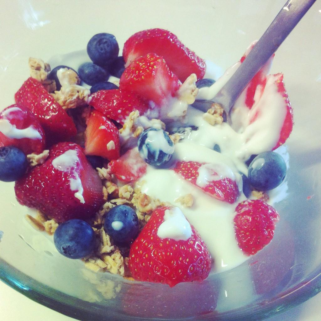 icandothisright's tweet photo. Breakfast time low fat #Greekyogurt little granola #strawberries #blueberries #breakfast #healthy http://t.co/626D10s2j9